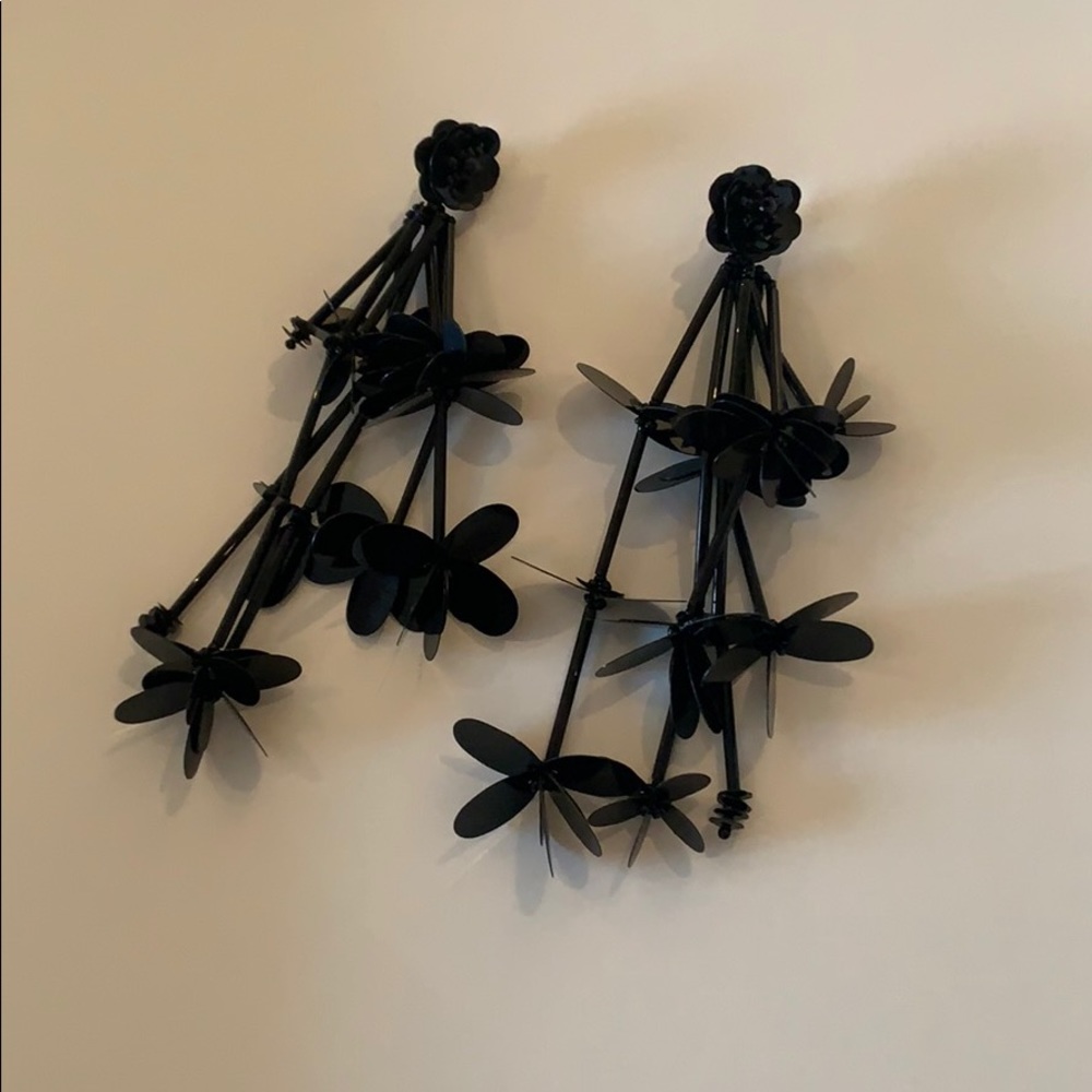 Black flower dropping like design